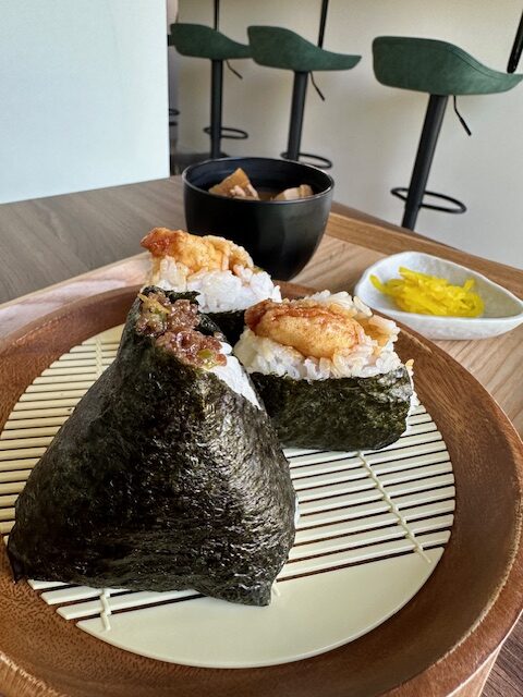 10月11日に新しくオープンしたおにぎり専門店。『こちとらおにぎり』さんで朝からおにぎり！