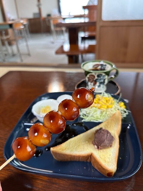 まだ今は穴場の『古民家カフェかぐや』レトロが溢れる空間でのみたらし団子のモーニングのご紹介です。