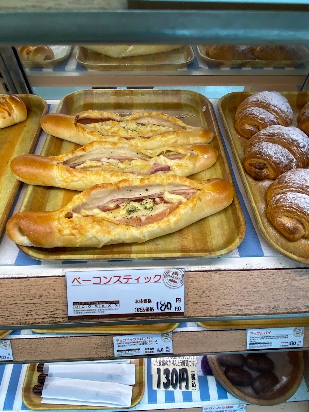 25年近く通い続ける奥町駅の前にあるパン屋さん「Yショップ一宮奥町駅前店」。ここのサンドイッチとベーコンスティックパンが昔から変わらない味で美味しいんです！