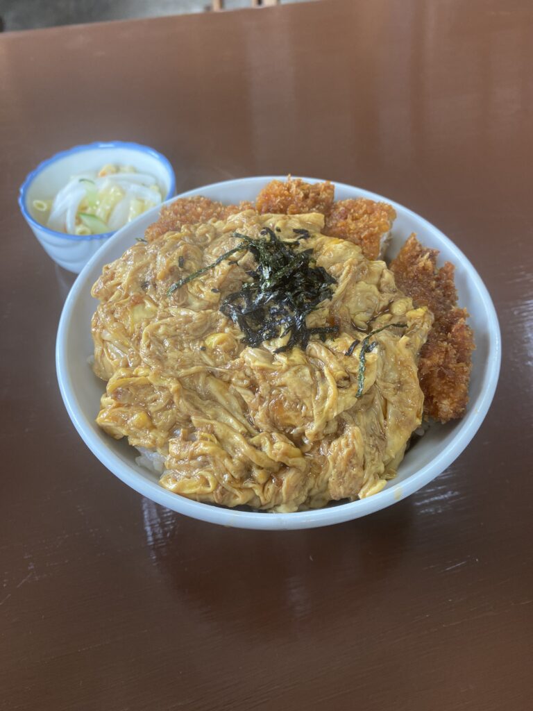 昭和感たっぷりの食堂「旭美屋」さんでお値打ちなランチをどうぞ！カツ丼とオムライスが絶品です！